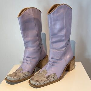 ELLE Cowboy Western Leather Boot
Lavender snakeskin print  Italy Sz 36